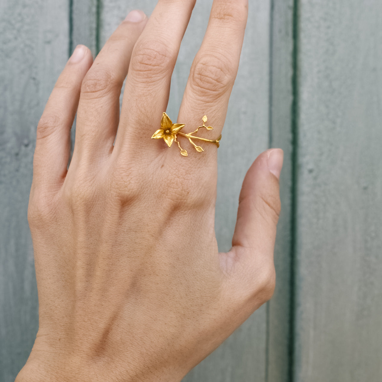 Anillo Lirio Oro Sala 4