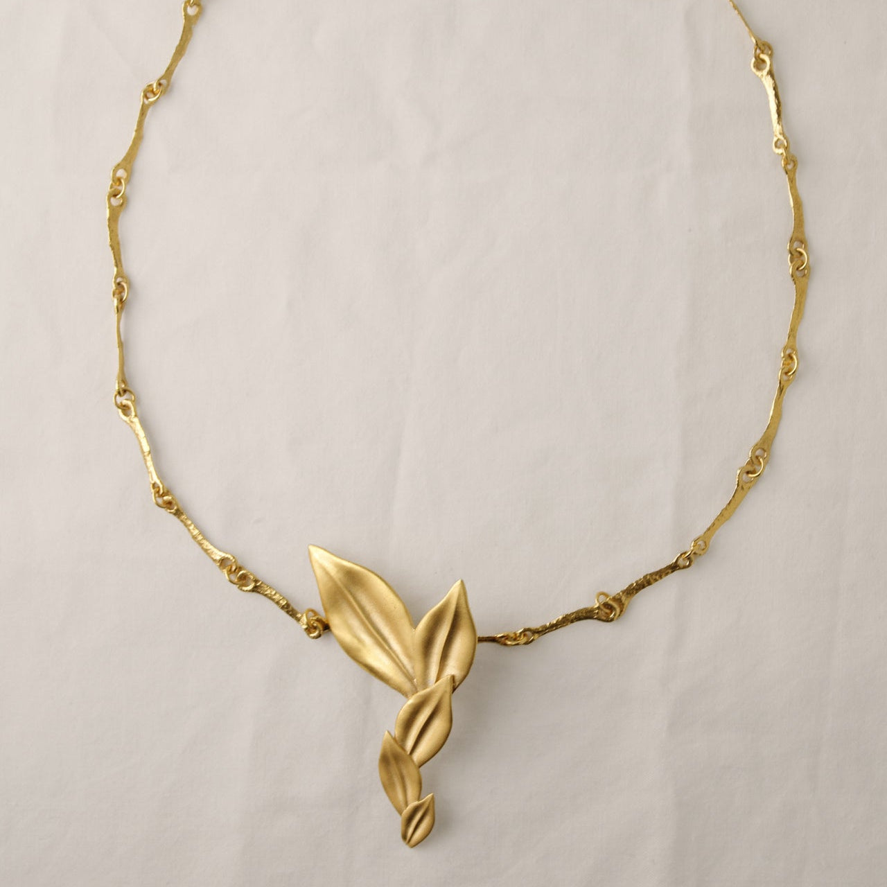 Colgante_Hojas_y_Cadena_Sala_Oro_1