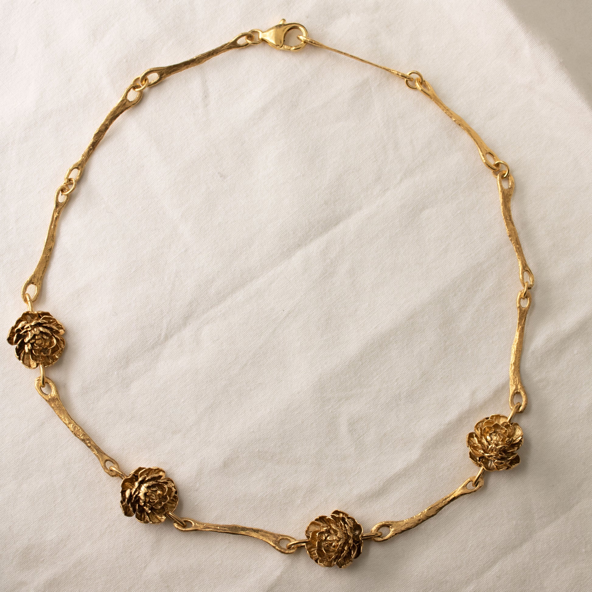 Gargantilla Clavel Oro Sala 1