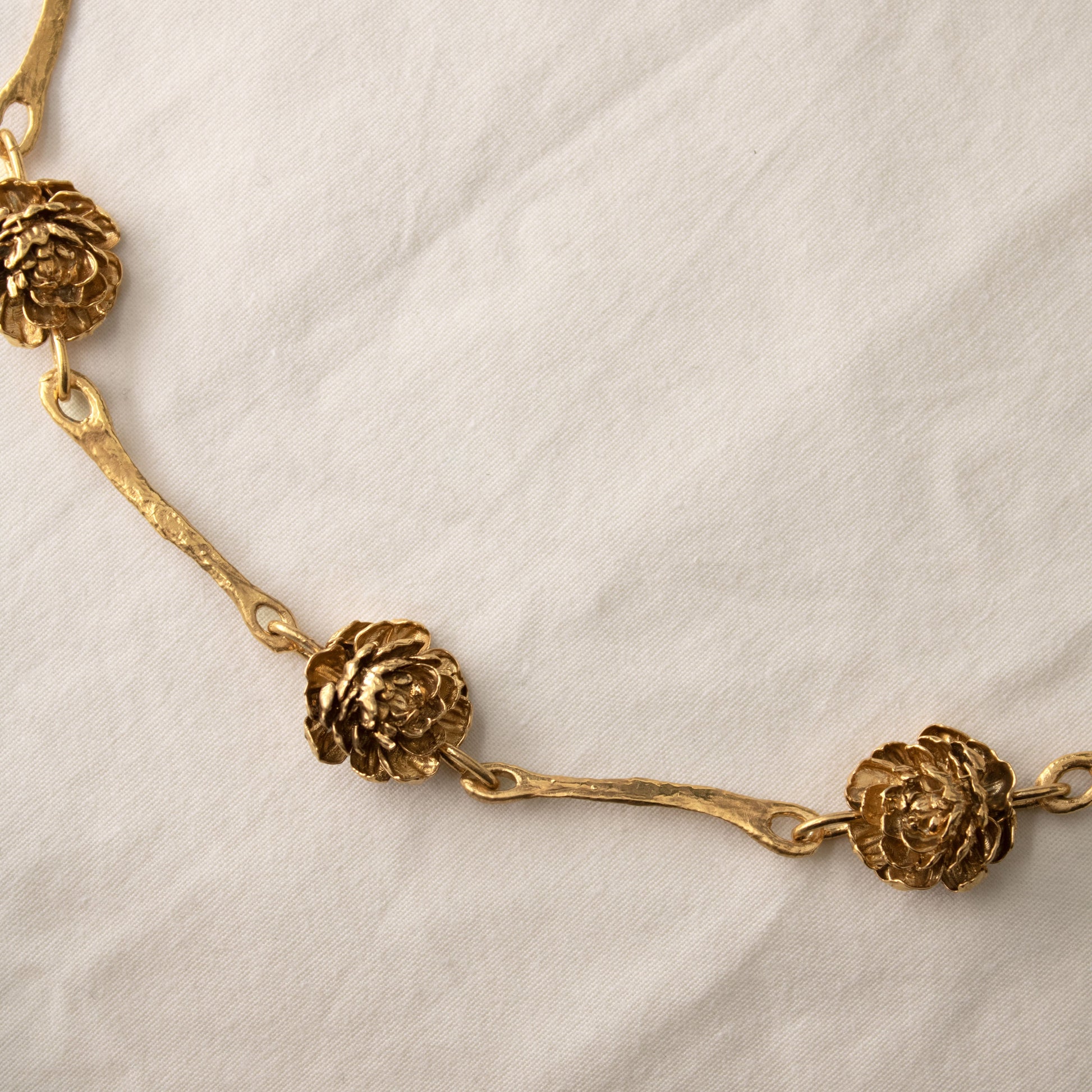 Gargantilla Clavel Oro Sala 2